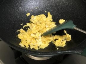 炒锅里热油，下入打好的鸡蛋液，翻炒至熟。