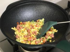 下入解冻好的什锦蔬菜里翻炒；