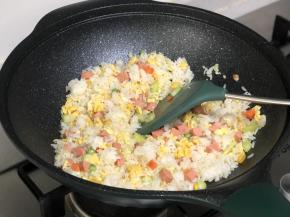 下入解冻好的什锦蔬菜里翻炒；