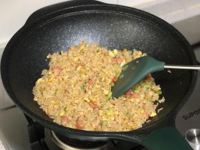 加入两勺生抽翻炒至均匀上色。