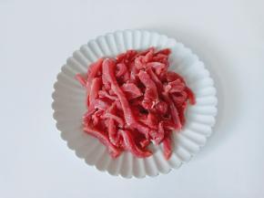 牛肉横着切成细丝【横切牛肉竖切鸡，煎切牛肉猪肉一定要顺着肉的纹路横着切】