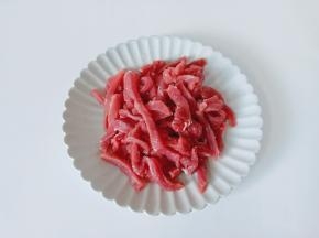 牛肉横着切成细丝【横切牛肉竖切鸡，煎切牛肉猪肉一定要顺着肉的纹路横着切】