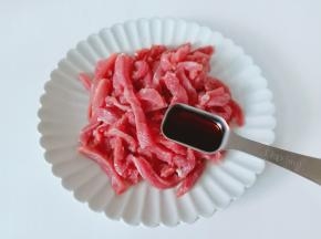 牛肉放在盘子里加上生抽一勺。