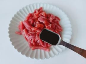 加上蚝油一勺。