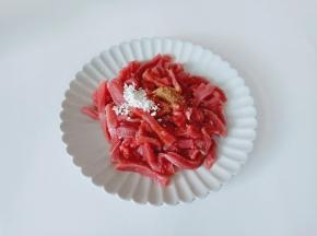 加番薯粉可以让牛肉更加嫩滑。