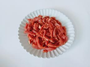 戴上手套顺着一个方向将牛肉搅拌上劲。