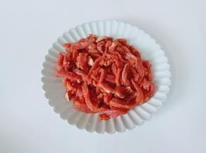 戴上手套顺着一个方向将牛肉搅拌上劲。