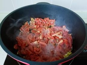 锅里放适量的食用油，把蒜泥爆香，再下牛肉丝翻炒。