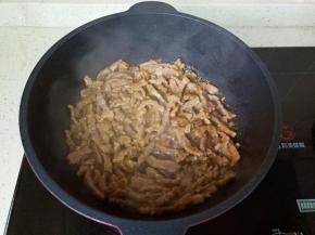 翻炒至牛肉丝变色。