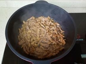 翻炒至牛肉丝变色。