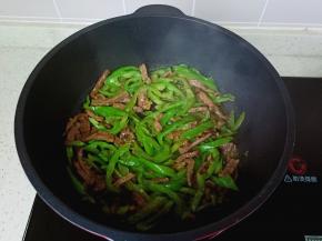 大火爆炒青椒断生即可关火。