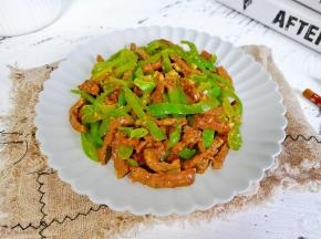 青椒香浓嫩滑，加上尖椒的微辣，米饭多吃两碗。