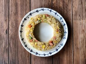 把中间的碗拿掉，炒饭就成了一个环形。