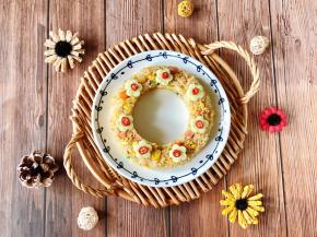 把黄瓜切成片，红花型的模具压出小花的形状，小米辣切成小段，做小花的花心，然后把小花摆到花环炒饭上即可。