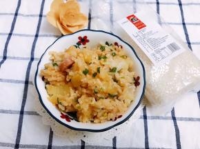 简单又快手的土豆腊肠焖饭完成