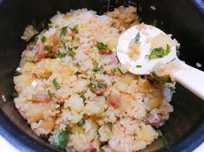 撒上小葱和香菜末拌匀即可