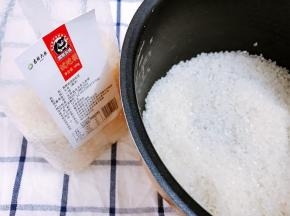 淘洗干净放入电饭锅里