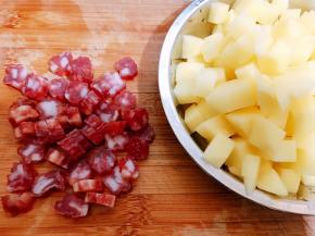 土豆去皮切大丁，广式腊肠切大丁