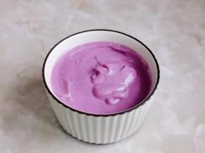 蒸熟的紫薯山药放入料理机中加入糖，牛奶打成奶昔。