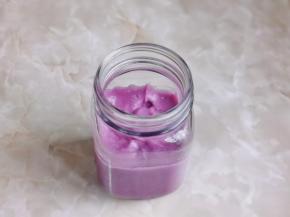 奶昔装入杯中。