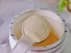 代餐粉放入杯中加入热水搅拌均匀备用。