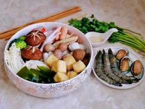 准备食材，自己喜欢吃的菜都可以哈，竹签洗净后泡盐水。