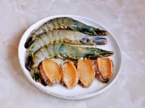 黑虎虾，小鲍鱼处理干净，加入料酒腌制10分钟。