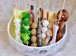 所有食材用竹签串起来。