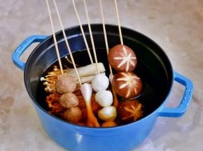 锅中倒入煮汁，加入纯净水，先煮不好熟的食物。