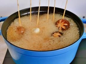 将锅中食材煮至6成熟。