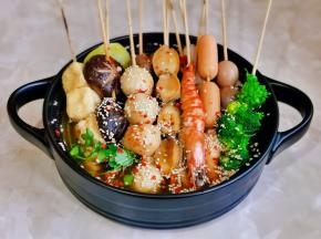 取出串串撒上辣椒粉，熟白芝麻，再淋上汤汁就好啦！