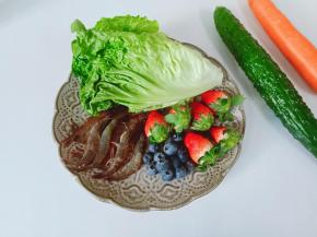 准备当下新鲜的蔬菜与水果备用。