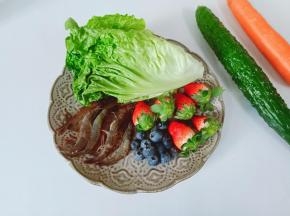 准备当下新鲜的蔬菜与水果备用。