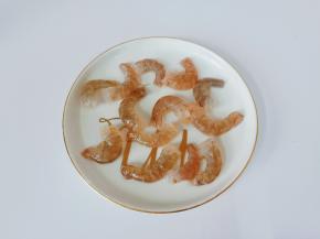 对虾去除虾头虾线。