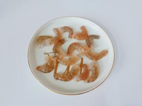 对虾去除虾头虾线。