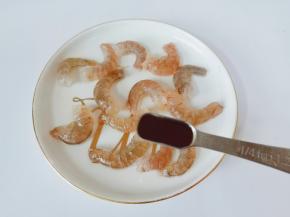 加上六月鲜8克轻盐特级原汁酱油、味达美臻品料酒、白胡椒粉腌制五分钟。