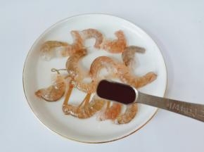 加上六月鲜8克轻盐特级原汁酱油、味达美臻品料酒、白胡椒粉腌制五分钟。
