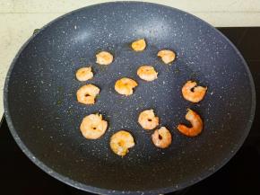 热锅热油爆炒虾仁熟透即可。