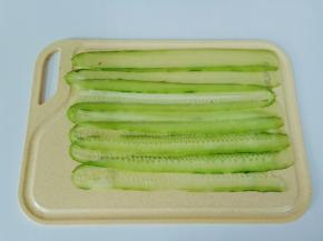 黄瓜削皮再削成长长的薄片。