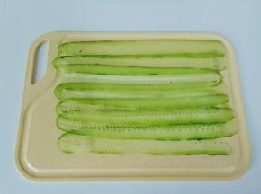 黄瓜削皮再削成长长的薄片。