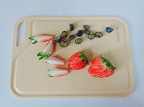 草莓打上花道刀切成花瓣状，蓝莓对半切开。