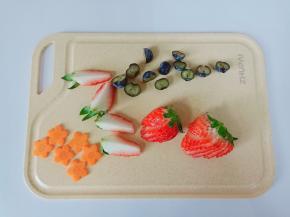 胡萝卜削皮切成大的薄片，再用模具刻出花型。