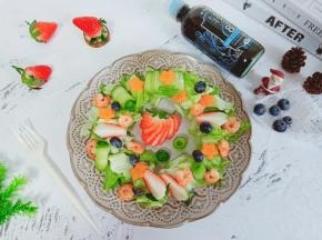 盘子先挤一层沙拉酱，依次铺上手撕生菜碎，码上草莓、蓝莓、虾仁，黄瓜片卷起来摆盘即可！