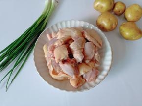 三黄鸡切小块，撕去筋膜备用。