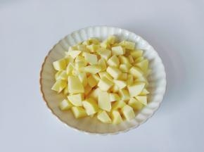 土豆削皮切成小方块。