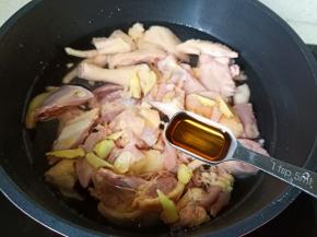 加入一勺料酒去腥。