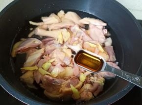 加入一勺料酒去腥。