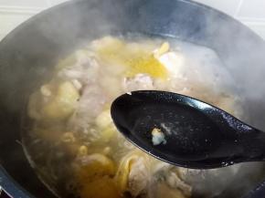 开大火焯水两分钟左右，撇去沫子。