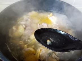 开大火焯水两分钟左右，撇去沫子。