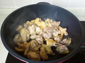 热锅热油下入三黄鸡爆炒。